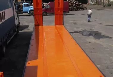Низкорамный полуприцеп для перевозки крупногабаритной техники