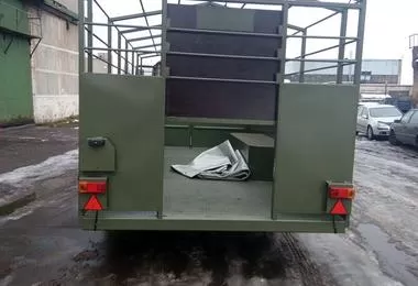 Полуприцеп для перевозки овец, свиней